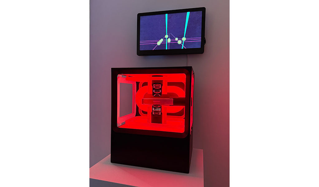 planqc model of the core part of a neutral atom quantum computer, with ParadoQc/Machines video above. ERES Foundation installation view, Munich, 2025.